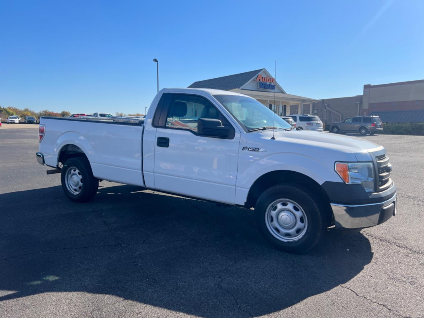 2014 WHITE Ford F-150 XLT 8-ft. Bed 2WD (1FTNF1CF6EK) with an 5.0L V8 OHV 16V engine, 6-Speed Automatic transmission, located at 420 I-35E, Lancaster, TX, 75146, (469) 297-4144, 32.593929, -96.823685 - Photo#5